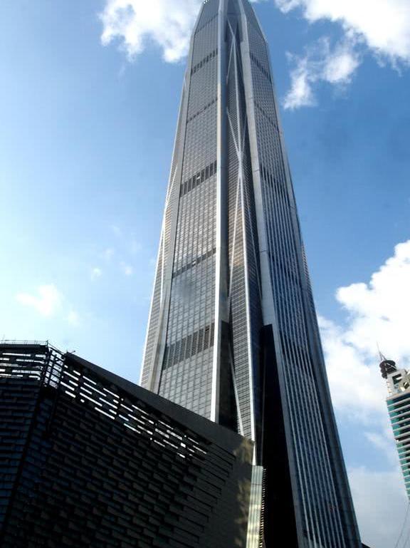 华南第一摩天楼，直入云霄，它的副楼也很气派！