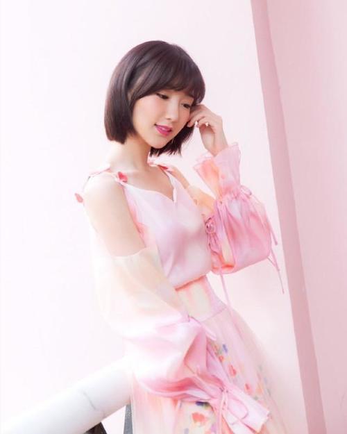 女生上大学就要打扮美美的，像吴宣仪等人这样穿，特别有异性缘！