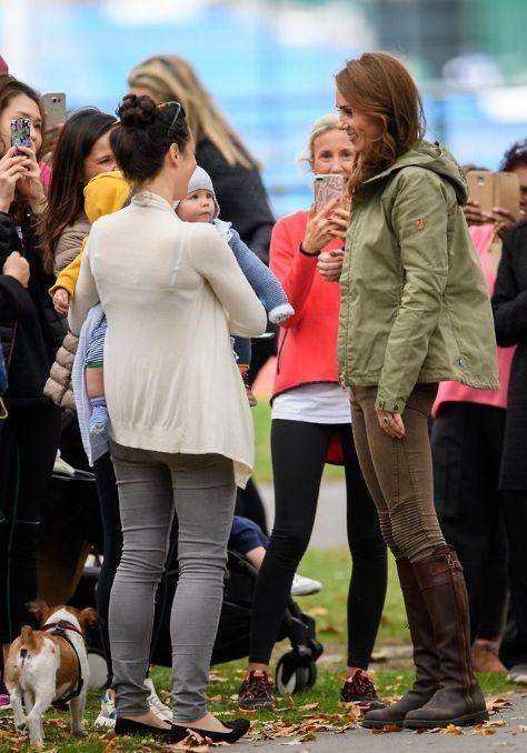 秋意渐凉，凯特王妃素颜便装回家探亲，笑容比阳光还灿烂好亲切