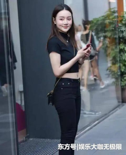  「紧身裤」街拍：美不胜收的美女，一件黑色短袖配黑色紧身裤，青春靓丽气息