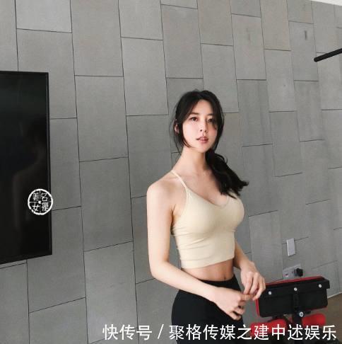 身材高挑的气质小姐姐，不管是紧身打底裤还是牛仔裤，都性感妖娆