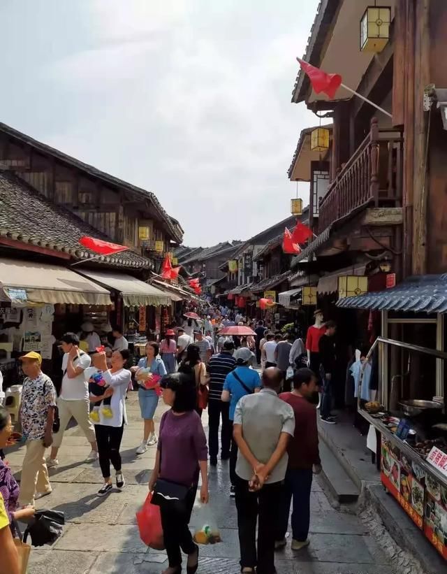 国庆节第三天贵州各地旅游持续火爆，多个景区开启“人从众”模式