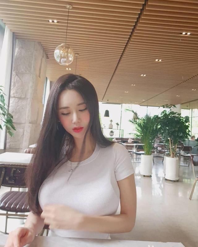 街拍｜餐厅偶遇丰满美女，天使面孔身材完美，男友视角欲罢不能