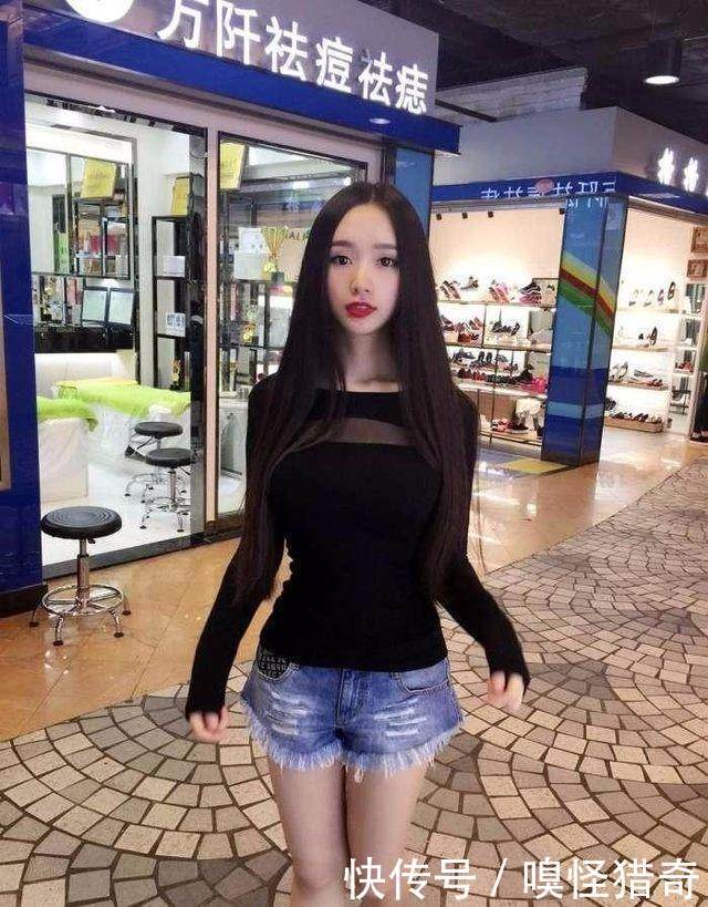 街拍：青春靓丽的小姐姐，短裤增添时髦风韵，窈窕长腿秀出魅力