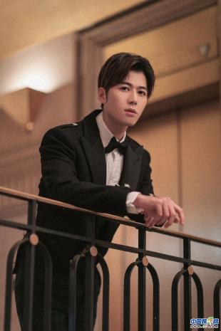 陈学冬受邀纽约时装周看秀 演绎摩登大楼下的古典