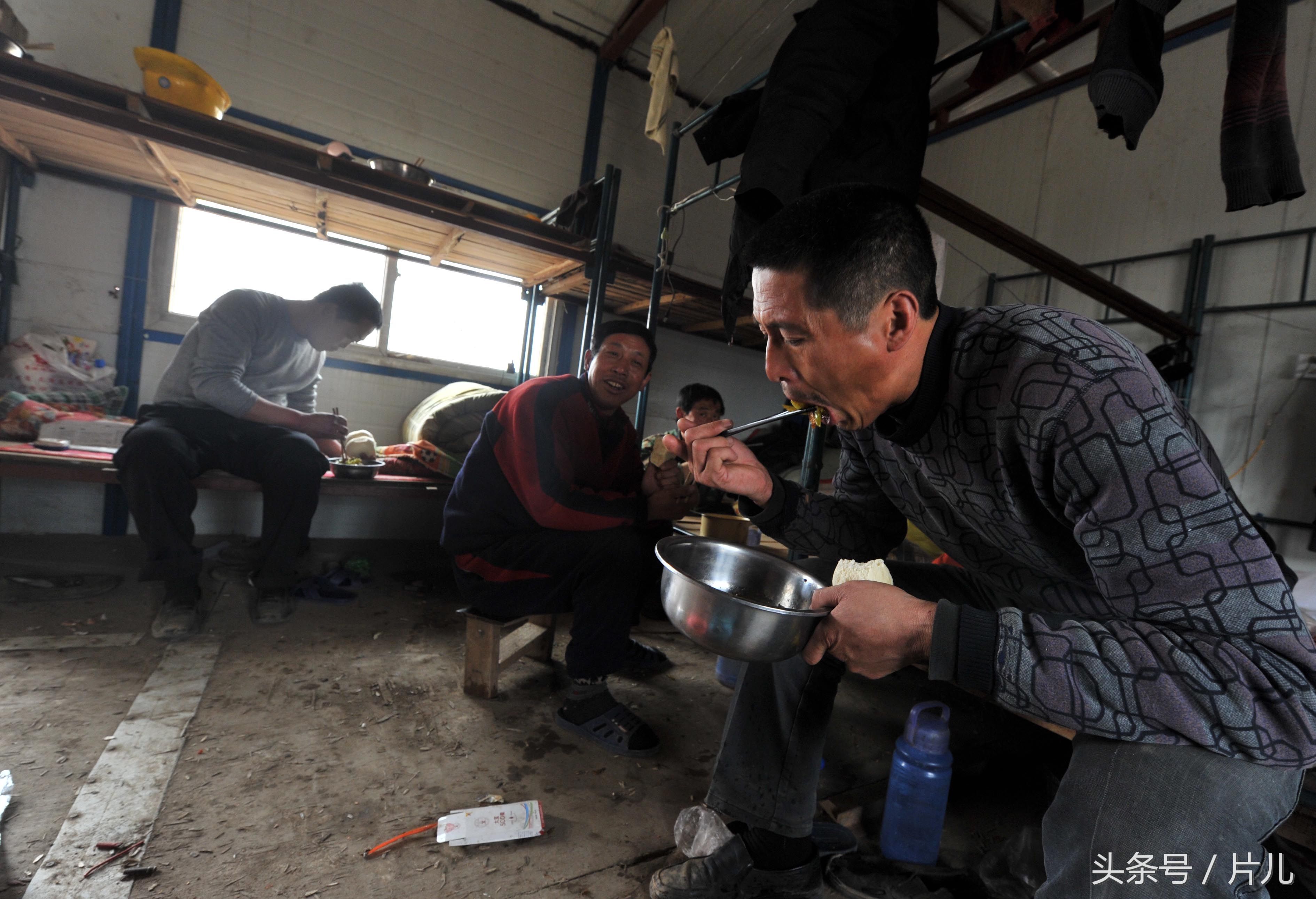 农民工舍不得30元回家路费 假期情愿在工地上