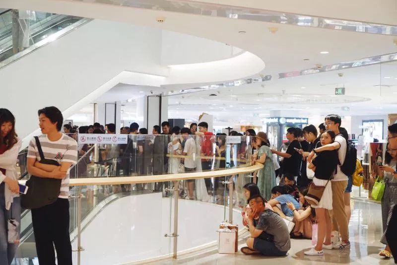 “维密天使”何穗下午在杭州被围观，原来那些传说是真的，肤白胸