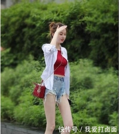 搭配让你■穿搭破烂短热裤，秀出修长的美腿很迷人！，高颜值小姐姐