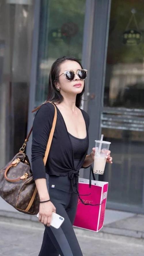 性感街拍丨熟透的贵妇，却有令少女羡慕的好身材！