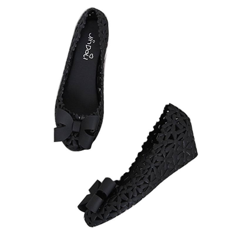 还穿什么高跟鞋!当夏主流“软飘鞋”，舒适透气不累脚，嫩且年轻