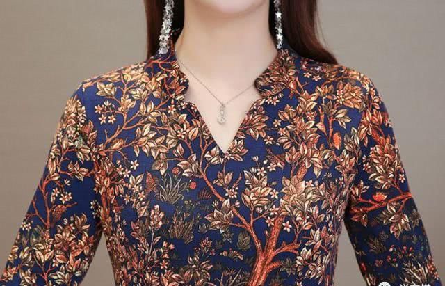 『碎花』假如女人过了50岁,经济也允许,多穿这“碎花裙”,高雅特迷人