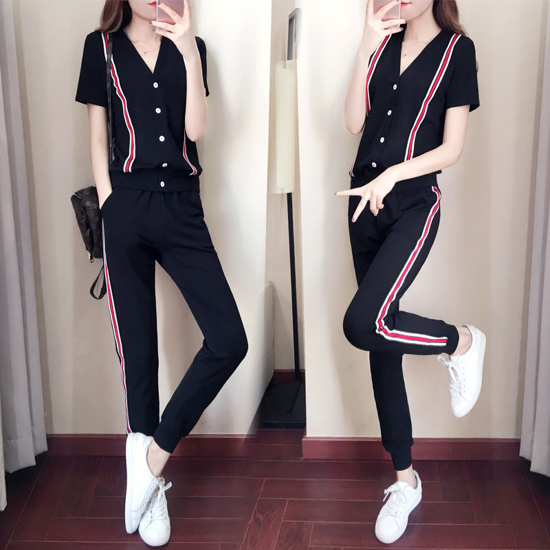 女人运动服要修身，傲人身姿，曲线撩人，彰显魔鬼身材，显气质