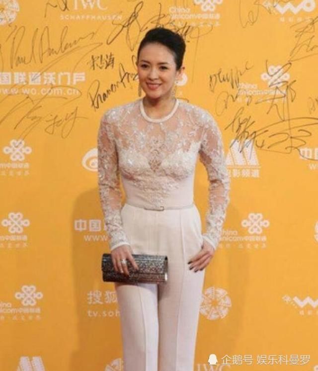 章子怡穿透视装太尴尬,身材太瘦,网友:史上最尴尬的国际章!