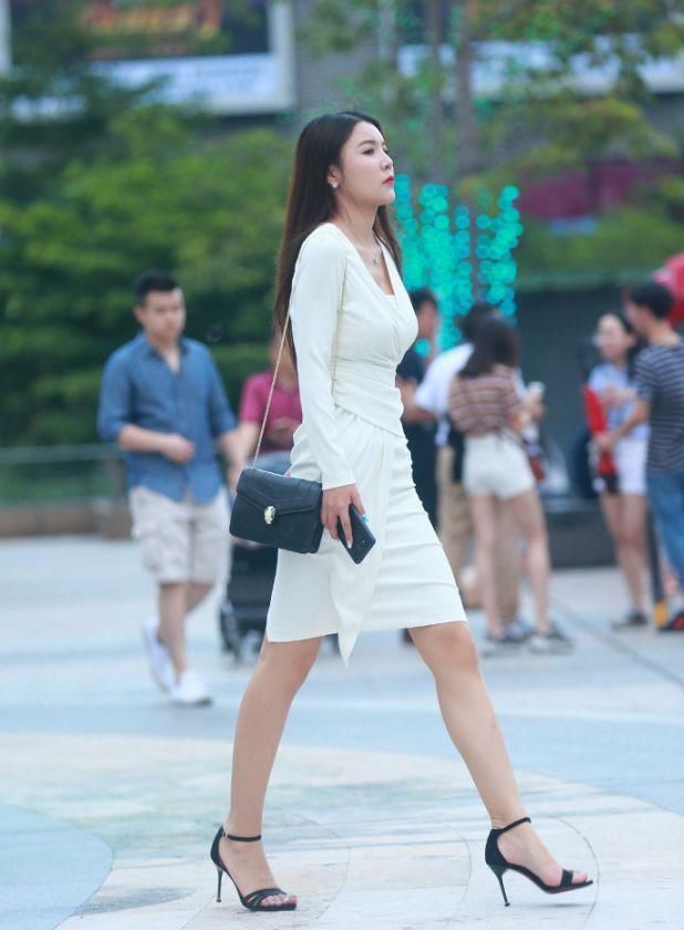 白色开叉连衣裙搭配系带高跟凉鞋，纤纤玉足婀娜腰肢