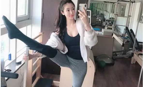 人眼：身材好到迷人眼, 可盐可甜让人爱，校花爱健身,