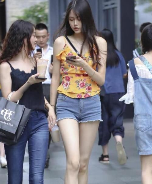  短袖@街拍：雪肤花貌的美女，一件白色短袖配蓝色牛仔裤，时尚女神气质