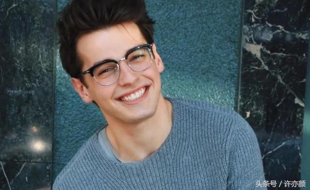 根据脸型挑镜框，戴眼镜也很帅