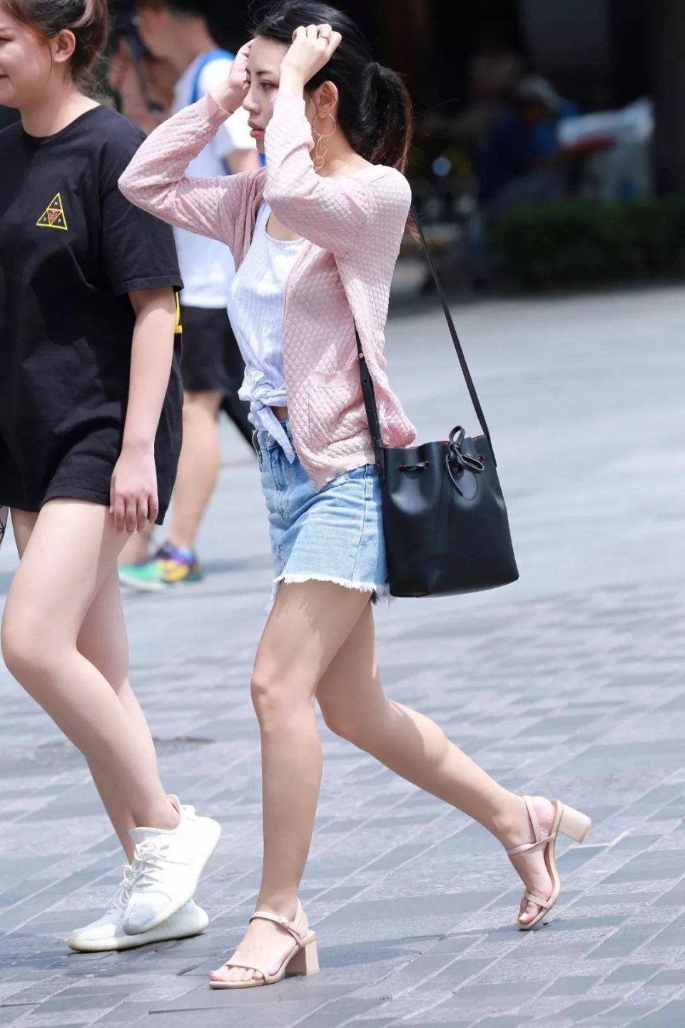 街拍：漂亮性感很动人的一个迷人性感美妇逛街