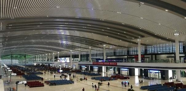 国内的“迷宫”高铁站，乘客出站要找向导带路，网友：路痴别去