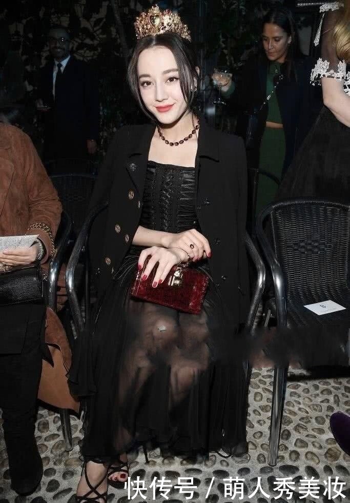 迪丽热巴裙子穿的太透了,难怪一直用包包挡着,网友:好尴尬啊!