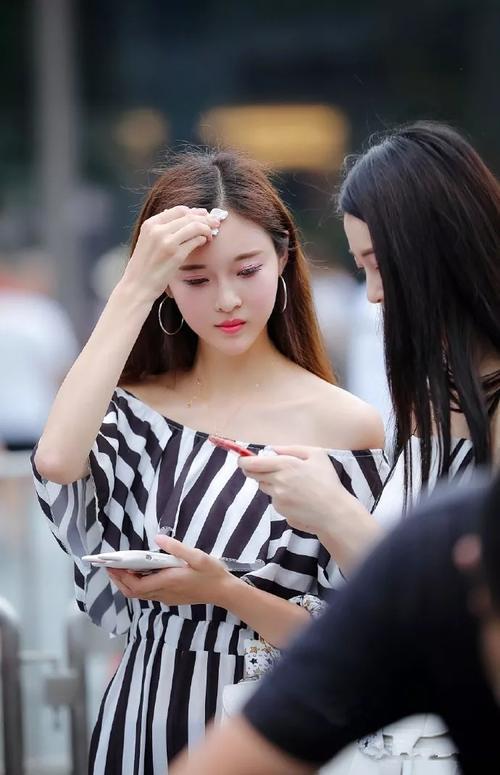 街拍：两位小姐姐的身材纤细修长，个子高挑挺拔，非常的迷人。