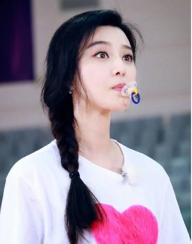 范冰冰风波后现身医院照顾病童，医生三字道出实情，评论区炸了！