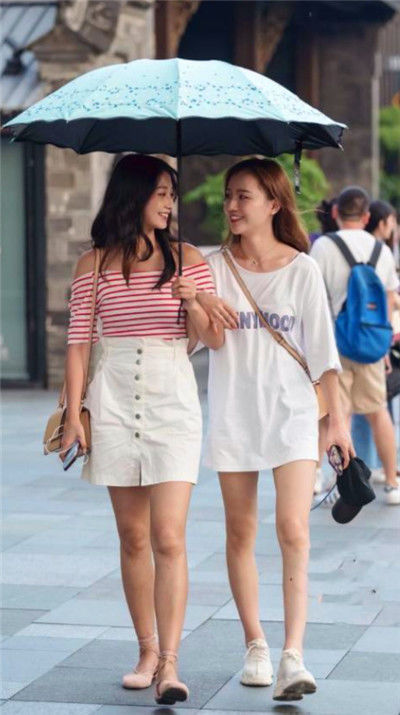  超短|街拍：美女身穿黑色超短牛仔裤，打造出不一样的时尚美