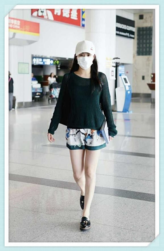 张含韵的时尚真难懂！不仅在长裙外套条短裙，还把袜子当鞋子穿！