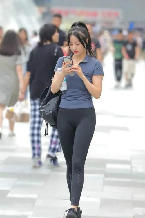  [个性]街拍：打底裤个性中彰显时尚，突出女神风格，大气又迷人