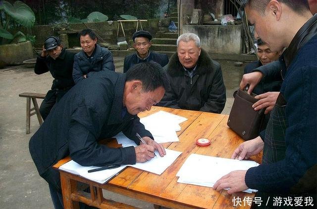  [受益]农村怪象土地流转老年人最受益，有些人却不愿意，为什么