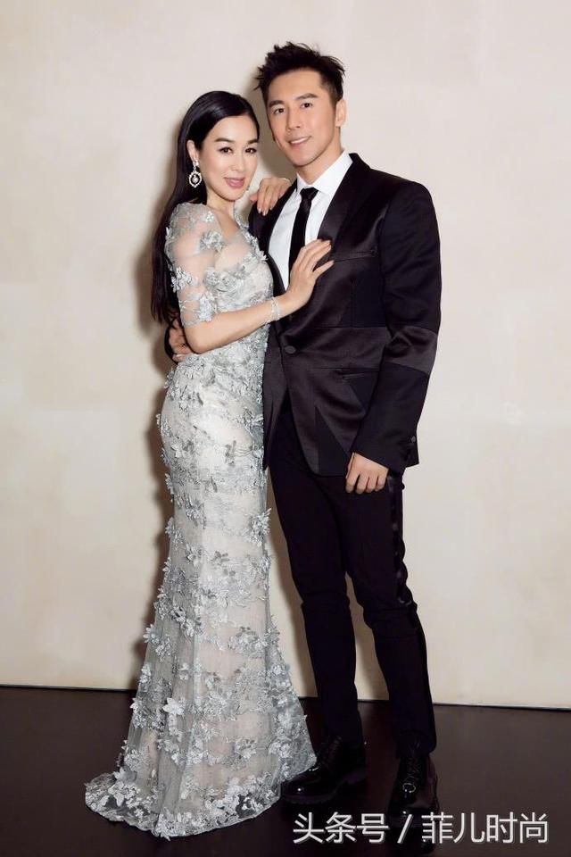 48岁钟丽缇居然这么潮，穿紧身裙秀曲线，眼看被勒得不方便走路了