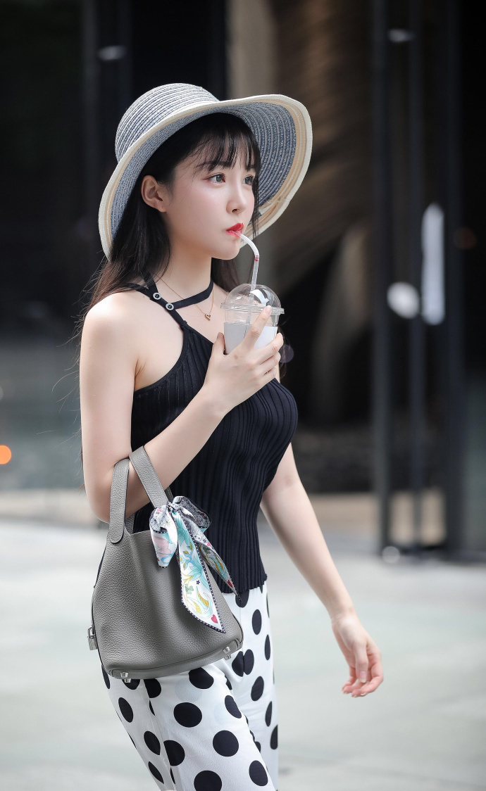 街拍美女，清爽简约的搭配穿出时尚魅力，打造属于夏日的清凉美！