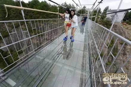 世上最长全透明玻璃桥开放!美女吓尿说：谁背我过去，就嫁给他！