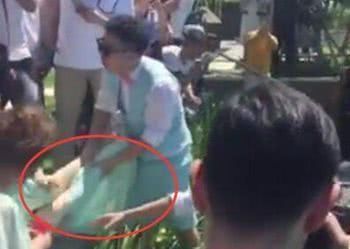 包贝尔参加好友婚礼，半夜放鞭炮惊醒老人小孩！网友：真是缺德