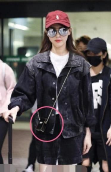 本以为奚梦瑶的包包已经够小了，看到唐嫣的包后才发现天外有天!