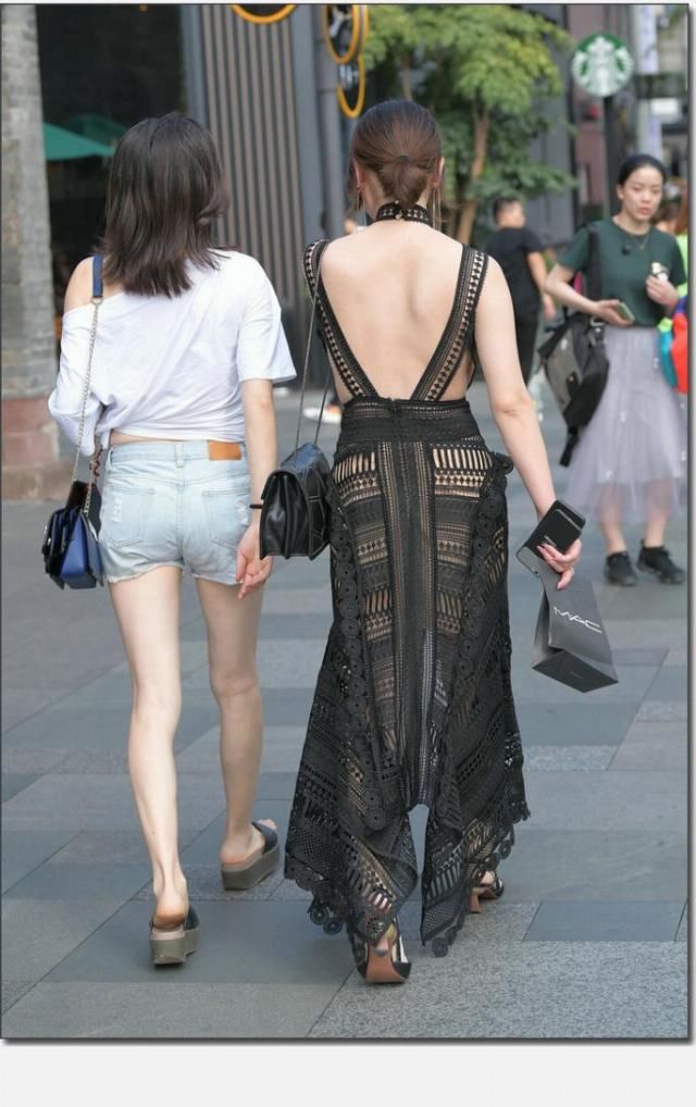 提升自己■时尚街拍:灰黑色给人一种新鲜感,穿在的身上有一种朦胧美