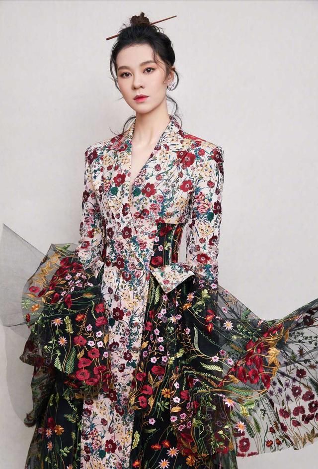  #时髦#郁可唯36岁依然年轻貌美，短发搭配毛衣意外减龄又时髦，美不胜收