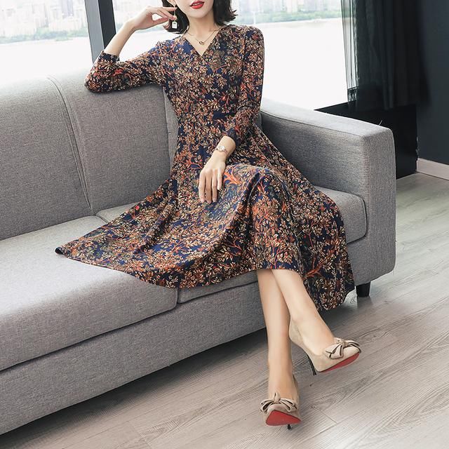 70后尽量别打底裤配大衣，今秋流行大衣内搭裙，连背影都美爆了