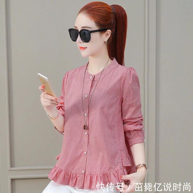 小姨是个时髦精，刚入秋就穿这样的精致小衫，出门走哪都夸衣品好