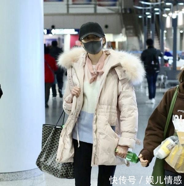 20岁关晓彤与25岁古力娜扎，同穿粉色棉服，差距岂止一个5岁