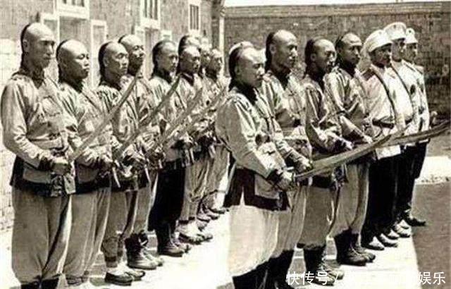 紫禁城故宫的牌匾上有一支断箭, 现在还在, 嘉庆帝严令： 谁敢拔