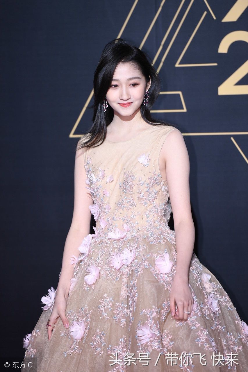 关晓彤173cm，体重45kg，在哪里都能感受到一双大长腿