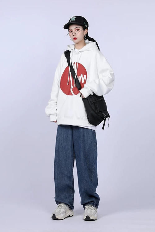  『女生』女生别只知道穿裙子了，卫衣学会这些穿法，走出街能比校花还潮