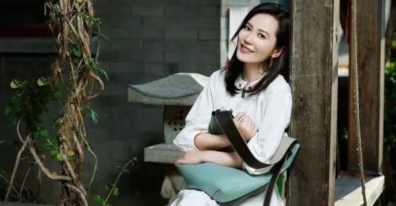 47岁俞飞鸿未婚又怎样?20岁的脸，2米8气场的衣品，活得比谁都好