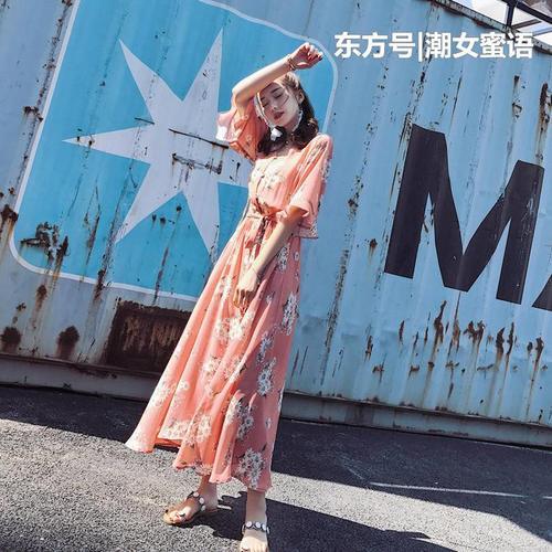 无法抗拒的碎花连衣裙，有着淑女名媛般的风韵，尽显妩媚柔情！