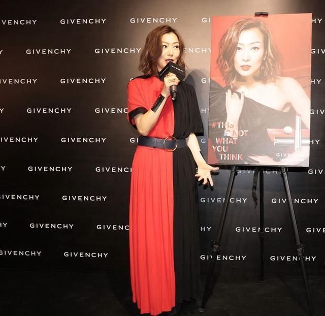 陈数和郑秀文两人仅相差4岁，同穿撞色长裙，网友:差别真大!