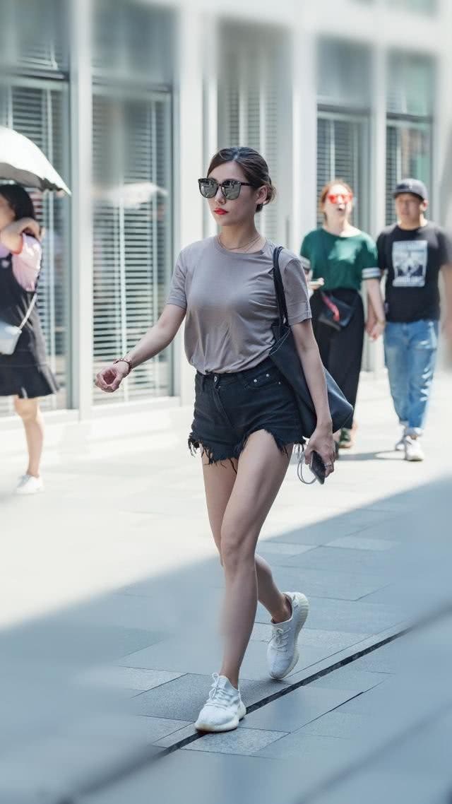 时尚街拍:摄影师镜头下的街头,小姐姐细腻纯情,我想跟图7小姐