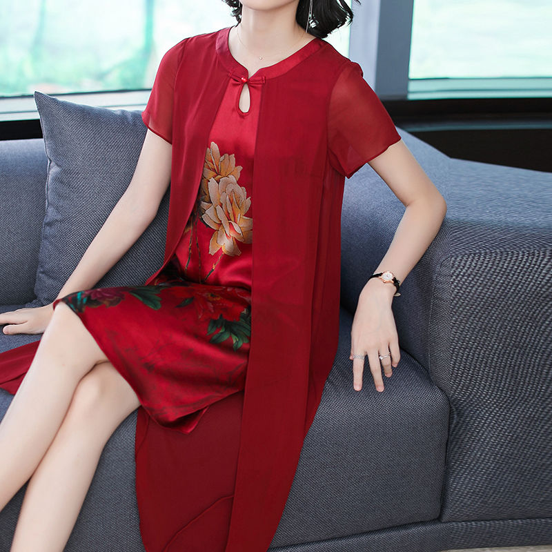 身材微胖的女人，穿一身旗袍，搭配高跟鞋，似露非露，美到极致