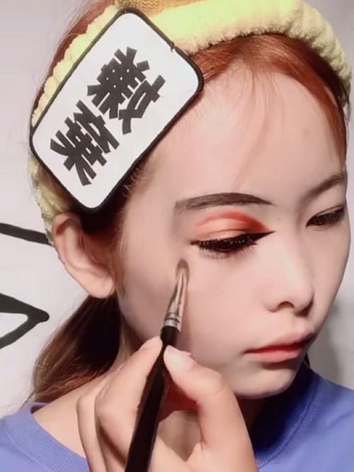  『博主』美妆博主在脸上化“歪脸妆”，开始：又拿自己做实验，结果：别出去吓人！