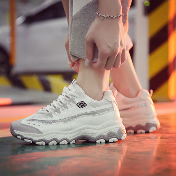 别再穿拖鞋出门了，今年特别流行这款运动小白鞋，任何场合都可穿